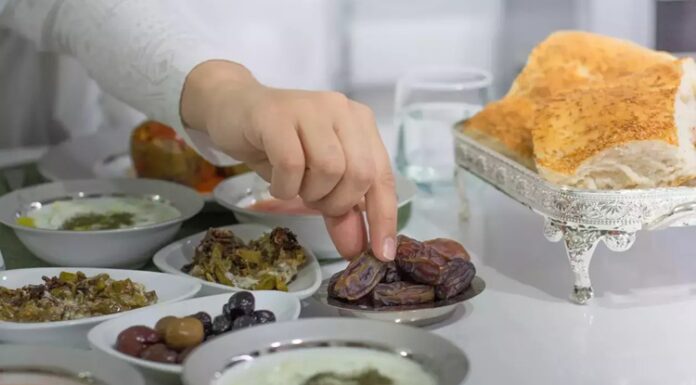 Ramazan Sofrası: Geleneksel Lezzetlerin Zenginliği ve Paylaşmanın Anlamı Ramazan ayı, İslam dünyasında sadece oruç tutma değil, aynı zamanda bir araya gelme, paylaşma ve dayanışma zamanıdır. Bu kutsal ayda hazırlanan Ramazan sofrası, ailelerin, dostların ve komşuların bir araya gelerek birlikte vakit geçirdiği, sıcak sohbetlerin ve bereketli yemeklerin tadını çıkardığı önemli bir anıdır. Ramazan sofraları, her yıl yeniden şekillenen geleneklerin, kültürel mirasın ve toplumsal bağların en güzel şekilde ifade bulduğu bir yerdir. Konulu bir haber görseli.