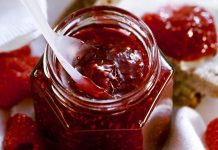 Reçel, taze meyvelerin şekerle kaynatılması ile hazırlanır. Kaynatma süresi ve kullanılan meyve türü, reçelin rengini, dokusunu ve aromasını belirler.