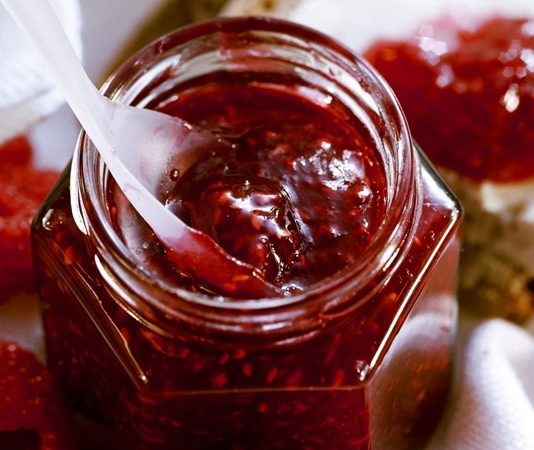 Reçel, taze meyvelerin şekerle kaynatılması ile hazırlanır. Kaynatma süresi ve kullanılan meyve türü, reçelin rengini, dokusunu ve aromasını belirler.