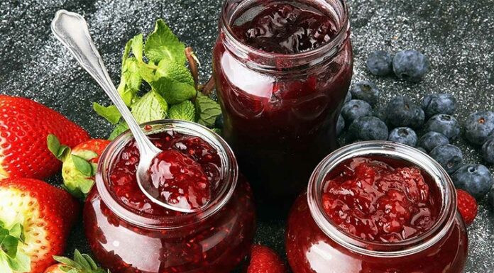 Reçel Ve Bal Dosyası Kahvaltı Sofralarının Tatlı Hikayesi Kahvaltı kültürünün vazgeçilmez parçalarından biri olan reçel ve bal, hem besleyici değerleri hem de lezzetleriyle sofralarda özel bir yere sahiptir. Anadolu mutfağında asırlardır var olan bu tatlı lezzetler, sadece sabah öğünlerinde değil, günün farklı saatlerinde de tüketilir. Her ikisi de doğal ve uzun süre saklanabilir özellikleriyle yüzyıllardır mutfaklarda yerini korur. Konulu bir haber görseli.