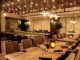 Restoran Dekorunda Yeni Trendler ve Müşteri Deneyimine Etkisi Bir restoranın başarısını sadece yemeklerinin lezzeti ya da menüsünün çeşitliliği belirlemez. Restoran dekoru, mekânın kimliğini oluşturan en güçlü unsurlardan biridir. İnsanlar bir mekâna girdiklerinde ilk olarak ambiyansı fark ederler ve bu deneyim onların yemek algısını doğrudan etkiler. Bu nedenle doğru seçilmiş dekoratif ögeler, mekânın atmosferini güçlü kılarak müşterilerin daha fazla vakit geçirmesini sağlar. Konulu bir haber görseli
