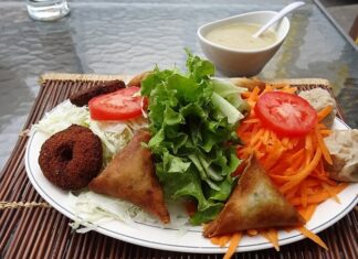 Reunion Mutfağı, Hint Okyanusu’nda yer alan Reunion Adası’nın zengin kültürel mirasını sofralara taşır. Ada mutfağı, Fransız, Afrika, Hint ve Çin etkilerini bir araya getirerek kendine özgü bir tat profili oluşturur. Bu kültürel çeşitlilik, yemeklerde hem renk hem de aromatik derinlik sağlar. Konulu bir haber görseli.