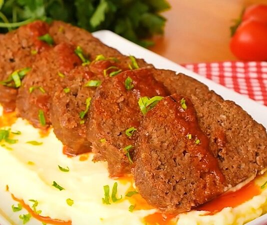 Rosto: Sofraların Vazgeçilmez Et Lezzeti Rosto, et pişirme sanatının klasik ve sofistike yöntemlerinden biridir. Rosto yöntemi, genellikle bütün veya iri parça etlerin fırında veya ızgarada yavaş pişirilmesiyle hazırlanır. Bu pişirme biçimi, etin doğal suyunu korumasını sağlarken, dış yüzeyde lezzetli bir kızarma ve aroma oluşturur. Konulu bir haber görseli.