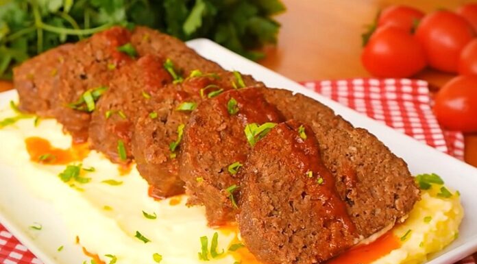 Rosto: Sofraların Vazgeçilmez Et Lezzeti Rosto, et pişirme sanatının klasik ve sofistike yöntemlerinden biridir. Rosto yöntemi, genellikle bütün veya iri parça etlerin fırında veya ızgarada yavaş pişirilmesiyle hazırlanır. Bu pişirme biçimi, etin doğal suyunu korumasını sağlarken, dış yüzeyde lezzetli bir kızarma ve aroma oluşturur. Konulu bir haber görseli.
