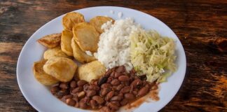 Ruanda mutfağı, Doğu Afrika’nın en özgün ve zengin gastronomik kültürlerinden biridir. Ülkenin coğrafi yapısı, verimli tarım alanları ve tropikal iklimi, Ruanda yemeklerinin çeşitliliğini artırır. Bu mutfak, tarih boyunca farklı toplulukların ve kültürlerin etkisiyle şekillenmiş olup hem yerel hem de bölgesel tatları bir araya getirir. Konulu bir haber görseli.