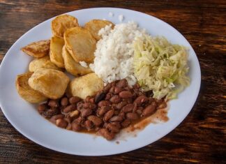 Ruanda mutfağı, Doğu Afrika’nın en özgün ve zengin gastronomik kültürlerinden biridir. Ülkenin coğrafi yapısı, verimli tarım alanları ve tropikal iklimi, Ruanda yemeklerinin çeşitliliğini artırır. Bu mutfak, tarih boyunca farklı toplulukların ve kültürlerin etkisiyle şekillenmiş olup hem yerel hem de bölgesel tatları bir araya getirir. Konulu bir haber görseli.