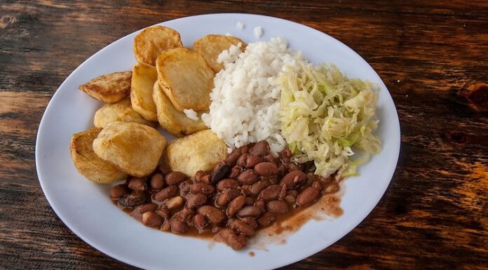 Ruanda mutfağı, Doğu Afrika’nın en özgün ve zengin gastronomik kültürlerinden biridir. Ülkenin coğrafi yapısı, verimli tarım alanları ve tropikal iklimi, Ruanda yemeklerinin çeşitliliğini artırır. Bu mutfak, tarih boyunca farklı toplulukların ve kültürlerin etkisiyle şekillenmiş olup hem yerel hem de bölgesel tatları bir araya getirir. Konulu bir haber görseli.