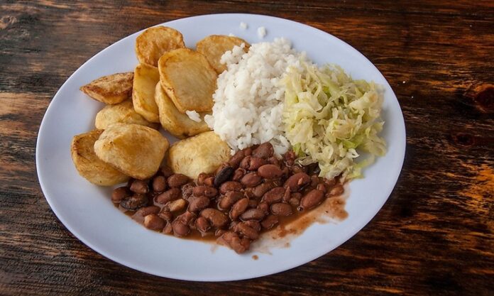 Ruanda Mutfağı Ruanda mutfağı, Doğu Afrika’nın en özgün ve zengin gastronomik kültürlerinden biridir. Ülkenin coğrafi yapısı, verimli tarım alanları ve tropikal iklimi, Ruanda yemeklerinin çeşitliliğini artırır. Bu mutfak, tarih boyunca farklı toplulukların ve kültürlerin etkisiyle şekillenmiş olup hem yerel hem de bölgesel tatları bir araya getirir. Konulu bir haber görseli.