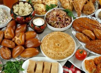 Rus mutfağı, Avrupa ve Asya’nın kesişim noktasında yer alan bu geniş coğrafyanın kültürel ve iklimsel çeşitliliğini yansıtan eşsiz bir gastronomi deneyimidir. Tarih boyunca farklı etnik grupların etkisiyle şekillenen bu mutfak, hem doyurucu hem de lezzet açısından oldukça zengindir. Özellikle soğuk iklim koşullarına uygun yemekler, ağır ve besleyici tariflerle öne çıkar. Rus yemekleri, patates, lahana, et ve süt ürünlerinin ustaca kombinasyonlarıyla hazırlanır ve her lokmada geleneksel bir tat sunar. Konulu bir haber görseli.