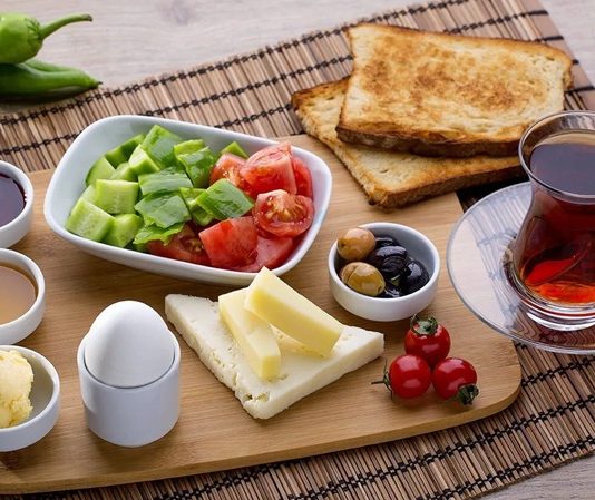 Sabah Yemeği Sağlıklı Bir Günün Vazgeçilmezi Sabah yemeği düzenli bir şekilde tüketildiğinde gün boyu daha verimli ve enerjik hissetmek mümkündür.