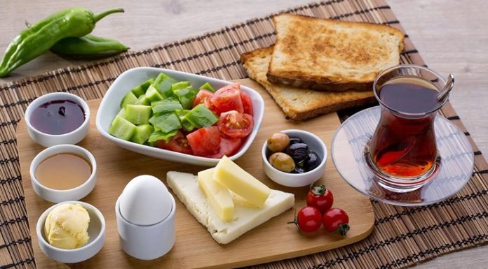 Sabah Yemeği Sağlıklı Bir Günün Vazgeçilmezi Sabah yemeği düzenli bir şekilde tüketildiğinde gün boyu daha verimli ve enerjik hissetmek mümkündür.