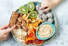 Modern yaşam temposu, çoğu zaman düzenli öğünler yerine ara öğünlerle beslenmeyi zorunlu kılıyor. Bu noktada sağlıklı atıştırmalıklar, hem enerji ihtiyacını karşılayan hem de dengeli beslenmeyi destekleyen önemli bir seçenek olarak öne çıkıyor. Günümüzde marketlerde, kafelerde ve hatta ofis mutfaklarında bu tür atıştırmalıkların çeşitliliği her geçen gün artıyor. Konulu bir haber görseli.