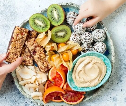 Modern yaşam temposu, çoğu zaman düzenli öğünler yerine ara öğünlerle beslenmeyi zorunlu kılıyor. Bu noktada sağlıklı atıştırmalıklar, hem enerji ihtiyacını karşılayan hem de dengeli beslenmeyi destekleyen önemli bir seçenek olarak öne çıkıyor. Günümüzde marketlerde, kafelerde ve hatta ofis mutfaklarında bu tür atıştırmalıkların çeşitliliği her geçen gün artıyor. Konulu bir haber görseli.