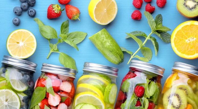 Günümüz modern yaşam tarzı, insanları daha fazla işlem görmüş gıdalara, hareketsizliğe ve stresli tempolara maruz bırakıyor. Bu durum, vücudun zamanla toksin biriktirmesine ve metabolizmanın yavaşlamasına yol açabiliyor. Detox kavramı, bu zararlı birikimlerin vücuttan doğal yollarla atılmasını destekleyen bir yaşam biçimini tanımlar. Yalnızca kilo vermek ya da zayıflamak amacıyla değil, aynı zamanda enerjiyi artırmak, bağışıklığı güçlendirmek ve sindirimi rahatlatmak için de tercih ediliyor. Konulu bir haber görseli.