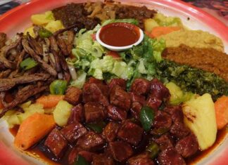 Sahraaltı Afrika Mutfağı, kıtanın güneyinden ekvatora kadar uzanan geniş coğrafyanın etkisiyle oluşmuş zengin bir kültürel mirastır. Bölgedeki farklı etnik gruplar, tarih boyunca kendi geleneklerini yemek kültürüne yansıtmış ve ortaya özgün tarifler çıkarmıştır. Bu mutfak, hem doğal kaynakların hem de tarımsal çeşitliliğin bir yansımasıdır. Yerel sebzeler, tahıllar, tropikal meyveler ve et çeşitleri, Sahraaltı Afrika yemeklerinin temelini oluşturur. Konulu bir haber görseli.