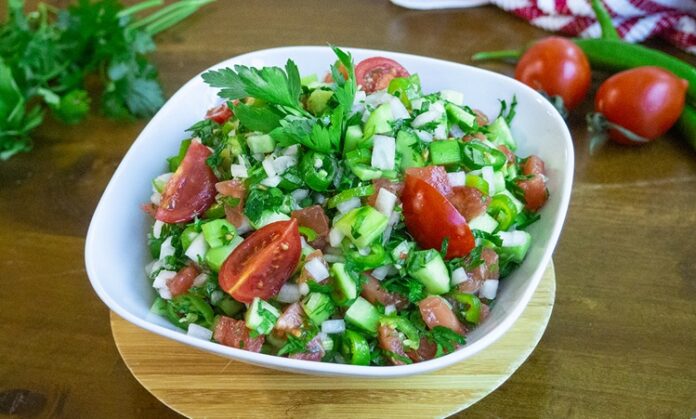 Salata Tarifleri İle Sofralara Renk Ve Lezzet Katın Salata tarifleri, hem sağlıklı hem de lezzetli öğünler hazırlamak isteyenlerin vazgeçilmez tercihlerinden biridir. Mevsim sebzeleri, taze yeşillikler ve farklı soslarla zenginleşen salatalar, hem hafif beslenmek hem de sofralara renk katmak için ideal seçenekler sunar. Özellikle pratik hazırlanabilen salatalar, günün her öğününde yer alabilir. Konulu bir haber görseli.