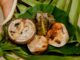 Samoa Mutfağı Samoa Mutfağı, Güney Pasifik’in tropikal adası Samoa’nın zengin kültürel geçmişini yansıtan bir gastronomi anlayışıdır. Yüzyıllardır yerli halk, ada kaynaklarını ve deniz ürünlerini kullanarak kendine özgü tarifler geliştirmiştir. Balık ve diğer deniz ürünleri, kök sebzeler, tropikal meyveler ve hindistancevizi, Samoa mutfağının temel ögelerindendir. Konulu bir haber görseli.