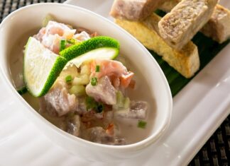 Pasifik Okyanusu’nun ortasında yer alan Samoa, köklü gelenekleriyle yalnızca kültürüyle değil, aynı zamanda mutfağıyla da dikkat çeker. Samoa mutfağı, doğayla uyumlu yaşamın bir sonucu olarak deniz ürünleri, tropikal meyveler ve tarım ürünleriyle şekillenmiştir. Yüzyıllar boyunca yerli halkın geliştirdiği pişirme teknikleri ve kullanılan doğal malzemeler, Samoalıların yemek kültürünü eşsiz bir noktaya taşımıştır. Bu nedenle, ülkenin mutfağı hem otantik tatlar arayan turistler hem de sağlıklı yaşamı benimseyenler için önemli bir keşif alanı sunar. Konulu bir haber görseli.