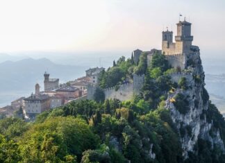 San Marino mutfağı, İtalya’nın Emilia-Romagna ve Marche bölgelerinin etkisi altında şekillenmiş, zengin ve otantik bir gastronomik kültür sunar. Bu küçük ülke, hem İtalyan hem de yerel geleneklerden beslenen yemekleriyle dikkat çeker. San Marino yemekleri, tarih boyunca köy sofralarından saraylara kadar farklı düzeylerde sofralarda yer almış ve hem yerel halk hem de ziyaretçiler için bir kültürel deneyim sağlamıştır. Konulu bir haber görseli.