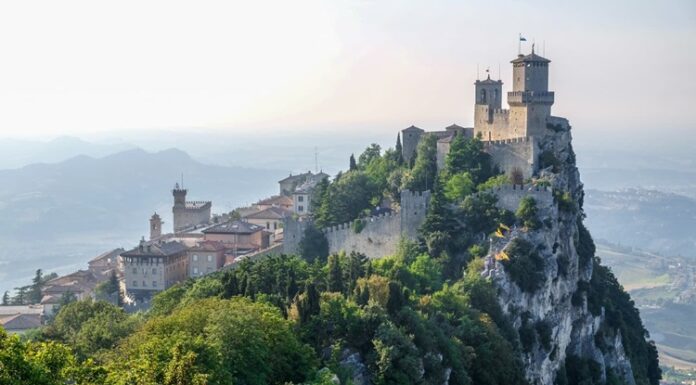 San Marino mutfağı, İtalya’nın Emilia-Romagna ve Marche bölgelerinin etkisi altında şekillenmiş, zengin ve otantik bir gastronomik kültür sunar. Bu küçük ülke, hem İtalyan hem de yerel geleneklerden beslenen yemekleriyle dikkat çeker. San Marino yemekleri, tarih boyunca köy sofralarından saraylara kadar farklı düzeylerde sofralarda yer almış ve hem yerel halk hem de ziyaretçiler için bir kültürel deneyim sağlamıştır. Konulu bir haber görseli.