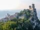 San Marino mutfağı, İtalya’nın Emilia-Romagna ve Marche bölgelerinin etkisi altında şekillenmiş, zengin ve otantik bir gastronomik kültür sunar. Bu küçük ülke, hem İtalyan hem de yerel geleneklerden beslenen yemekleriyle dikkat çeker. San Marino yemekleri, tarih boyunca köy sofralarından saraylara kadar farklı düzeylerde sofralarda yer almış ve hem yerel halk hem de ziyaretçiler için bir kültürel deneyim sağlamıştır. Konulu bir haber görseli.