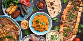 Şark köşesi denildiğinde akla yalnızca geleneksel oturma düzeni gelmez; aynı zamanda Anadolu’nun binbir çeşit yöresel lezzetinin sunulduğu, samimi ve kültürel dokuyu yansıtan sofralar da hatırlanır. Yüzyıllardır Anadolu mutfağının bir parçası olan bu sofralar, hem görsel hem de damak tadı açısından zengin bir deneyim sunar. Ahşap sedirler, el dokuması kilimler ve bakır işlemeli tepsiler eşliğinde sunulan yöresel yemekler, misafirperverliğin en güzel örneklerinden biridir. Konulu bir haber görseli.