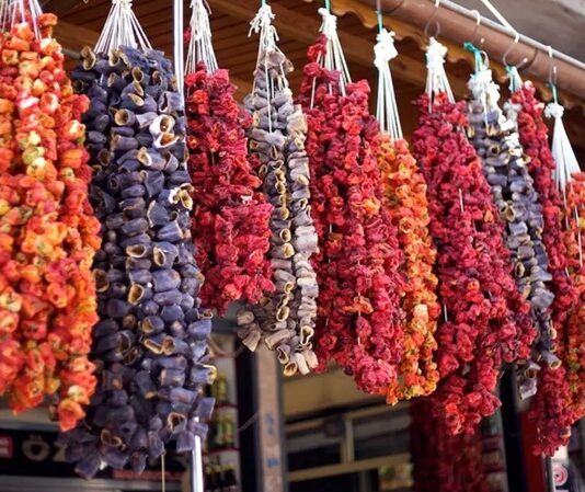 Günümüzde sağlıklı beslenmenin önemli adımlarından biri sebze kurutma işlemidir. Sebzelerin kurutulması, uzun süre taze kalmalarını sağlar ve besin değerlerinin korunmasına yardımcı olur. Kurutulan sebzeler, özellikle mevsim dışında da sofralara renk ve lezzet katar. Konulu bir haber görseli.