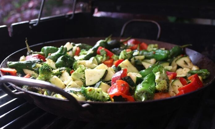 Günümüzde sağlıklı beslenmeye verilen önem her geçen gün artıyor ve sebze yemekleri sofraların vazgeçilmez bir parçası haline geliyor. Özellikle sebzeyi tavada çevirme yöntemi, hem pratikliği hem de sağlıklı sonuçlarıyla öne çıkıyor. Bu yöntem sayesinde sebzeler kısa sürede pişiyor, lezzetlerini kaybetmiyor ve besin değerleri korunmuş oluyor. Pişirme süresinin kısa olması, sebzelerin vitamin ve minerallerinin büyük ölçüde korunmasını sağlıyor. Konulu bir haber görseli.