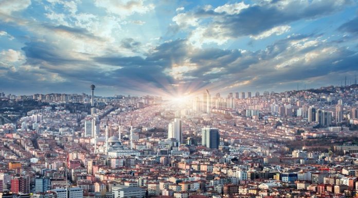 Şehir Yemekleriyle Kültürün Sofradaki Yansıması Şehir yemekleri, yalnızca beslenme ihtiyacını karşılamakla kalmaz, aynı zamanda bir toplumun geçmişinden günümüze taşıdığı değerlerin de temsilcisidir.