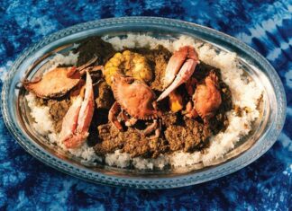 Senegal, Batı Afrika’nın en zengin mutfak kültürlerinden birine sahiptir. Hem tarihi hem de coğrafi konumu sayesinde farklı kültürlerden etkilenmiş olan Senegal mutfağı, çeşitliliği ve lezzetleriyle öne çıkar. Atlantik Okyanusu kıyısında yer alması, deniz ürünlerinin sofralarda sıkça bulunmasını sağlamıştır. Bunun yanı sıra pirinç, darı, sebzeler ve baharatlar Senegal sofralarının vazgeçilmez parçalarıdır. Fransız sömürge geçmişi, Arap ticaret etkileri ve Afrika’nın yerel gelenekleri birleşerek bugün dünyada tanınan bir mutfak ortaya çıkarmıştır. Konulu bir haber görseli.