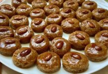 Şerbetli tatlılar, Türk mutfağının asırlardır sofralardaki en tatlı misafirleri olarak bilinir. Osmanlı’dan günümüze uzanan bu lezzet kültürü, hem özel günlerde hem de günlük sofralarda kendine yer bulur. İftar sofralarından düğün yemeklerine, bayram ikramlarından günlük tatlı keyiflerine kadar birçok alanda tercih edilen bu tatlılar, zengin çeşitleri ve kendine has aromalarıyla damaklarda unutulmaz bir tat bırakır. Şeker, un, irmik, yağ ve bolca sevgiyle hazırlanan şerbetli tatlı tarifleri, kuşaktan kuşağa aktarılan mutfak geleneğimizin önemli bir parçasıdır. Konulu bir haber görseli.