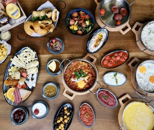 Serpme kahvaltı, zamanla modern restoranlarda da popülerleşmiş ve şehir yaşamının ayrılmaz bir parçası haline gelmiştir.