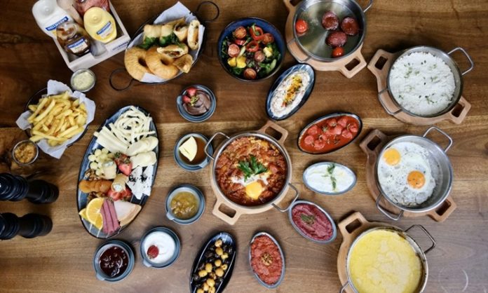 Serpme kahvaltı, zamanla modern restoranlarda da popülerleşmiş ve şehir yaşamının ayrılmaz bir parçası haline gelmiştir.