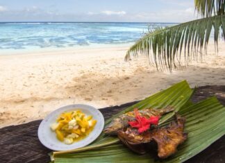 Seyşeller Mutfağı, Hint Okyanusu’nun incisi Seyşeller Adaları’nın zengin kültürel mirasını ve tropikal kaynaklarını yansıtır. Ada mutfağı, Afrika, Hindistan, Fransa ve Çin etkilerini bir araya getirerek kendine özgü bir tat profili oluşturmuştur. Seyşeller Mutfağı, adanın tarih boyunca uğradığı kültürel etkileşimlerin bir sonucu olarak hem yerli halk hem de turistler için eşsiz bir deneyim sunar. Konulu bir haber görseli.