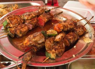 Seyşeller mutfağı, Hint Okyanusu’nun ortasında yer alan bu tropikal ada ülkesinin zengin deniz ürünleri ve yerel malzemelerle şekillenen geleneksel lezzetlerini yansıtır. Coğrafi konumu ve tropikal iklimi, mutfağı hem deniz ürünleri hem de tropikal meyve ve sebzelerle zenginleştirir. Seyşeller’in tarihi, Fransız, İngiliz ve Afrika etkileriyle şekillenmiş ve bu kültürel çeşitlilik mutfağa da yansımıştır. Konulu bir haber görseli.