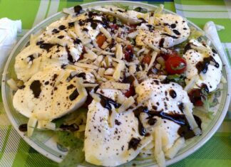 Sicilya Mutfağı, Akdeniz’in kalbinde yer alan bu adanın köklü tarihinden beslenen eşsiz bir kültürdür. Sicilya, yüzyıllar boyunca farklı medeniyetlerin uğrak noktası olmuştur. Yunanlar, Araplar, Normanlar ve İspanyollar bu adaya damgasını vurmuş ve bu çeşitlilik mutfakta da kendini göstermiştir. Bugün Sicilya yemekleri, hem İtalyan mutfağının zarafetini hem de Akdeniz’in güçlü tatlarını harmanlar. Konulu bir haber görseli.