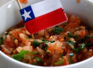 Şili mutfağı, Güney Amerika’nın batı kıyısında uzanan bu uzun ve dar ülkenin zengin coğrafi yapısının bir yansımasıdır. Pasifik Okyanusu’ndan And Dağları’na kadar uzanan geniş bir alanda şekillenen mutfak kültürü, hem deniz ürünleri hem de kara mahsulleri açısından büyük bir çeşitlilik sunar. Ülkenin farklı bölgelerinde kullanılan malzemeler ve pişirme yöntemleri, Şili’nin tarih boyunca farklı kültürlerden aldığı etkileri ortaya koyar. Konulu bir haber görseli.