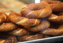 Simit, Osmanlı döneminden günümüze kadar gelen köklü bir geçmişe sahiptir. İlk olarak saray mutfaklarında farklı un karışımlarıyla yapılan bu lezzet, zamanla halk arasında yaygınlaşarak günlük yaşamın bir parçası haline gelmiştir. Özellikle 16. yüzyıldan itibaren İstanbul’da simit fırınlarının açılmasıyla birlikte, bu eşsiz yiyecek şehir kültürünün önemli bir unsuru olmuştur.