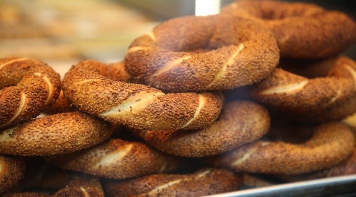 Simit, Osmanlı döneminden günümüze kadar gelen köklü bir geçmişe sahiptir. İlk olarak saray mutfaklarında farklı un karışımlarıyla yapılan bu lezzet, zamanla halk arasında yaygınlaşarak günlük yaşamın bir parçası haline gelmiştir. Özellikle 16. yüzyıldan itibaren İstanbul’da simit fırınlarının açılmasıyla birlikte, bu eşsiz yiyecek şehir kültürünün önemli bir unsuru olmuştur.