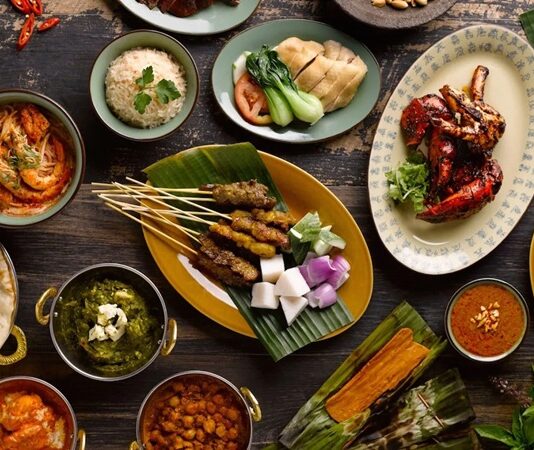 Singapur, Asya’nın gastronomik merkezlerinden biri olarak Singapur mutfağı ile çok kültürlü bir deneyim sunar. Çin, Malay, Hint ve Batı etkilerinin harmanlandığı bu mutfak, hem zengin hem de çeşitli tatlar içerir. Pirinç, deniz ürünleri, tavuk ve baharatlar mutfağın temel yapı taşlarını oluşturur. Yemekler hem lezzet hem de sunum açısından özenli hazırlanır ve her tabak farklı kültürel etkileşimleri yansıtır. Konulu bir haber görseli.