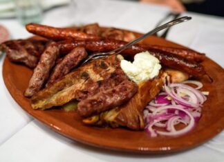 Sırbistan mutfağı, Balkanlar’ın zengin tarihinden beslenen ve farklı kültürlerin etkisiyle şekillenen bir yemek geleneğine sahiptir. Osmanlı, Avusturya-Macaristan ve yerel Balkan kültürlerinin etkisi, Sırp yemeklerini benzersiz kılan temel unsurlardır. Sırbistan yemekleri, genellikle et, peynir, sebze ve hamur işleri üzerine kuruludur. Sofralarda sıkça görülen ćevapi ve sarma, mutfağın en bilinen örneklerindendir. Ćevapi, küçük köfte benzeri et ürünleri olarak, akşam yemeklerinde tercih edilirken, sarma ise lahana yaprağı ile yapılan dolmalar olarak öne çıkar. Konulu bir haber görseli.