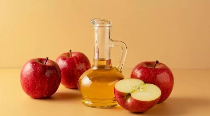 Sirkeli Pişirme İle Et Ve Sebzelerde Aromatik ve Dengeli Lezzet Sirkeli pişirme, özellikle et ve sebzelerin pişirme öncesinde veya sırasında sirke ile temas ettirilmesi yöntemidir. Sirkeli pişirme, yiyeceklerin hem aromalarını derinleştirir hem de dokularını yumuşatır. Bu teknik, hem geleneksel hem de modern mutfaklarda sıkça tercih edilir ve yemeklere karakteristik bir lezzet profili kazandırır. Konulu bir haber görseli.