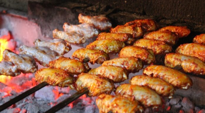 Şişte pişirme, yüzyıllardır hem Anadolu mutfağında hem de dünya mutfaklarında uygulanan klasik bir pişirme yöntemidir. Etin küçük parçalar hâlinde şişlere geçirilerek ateş üzerinde pişirilmesi, hem lezzeti hem de aromayı artıran bir tekniktir. Şişte pişirme, özellikle kebap kültürü ile özdeşleşmiştir ve etin dış yüzeyinin hafifçe kızarıp içinin sulu kalmasını sağlar. Konulu bir haber görseli.