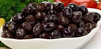Siyah zeytin, hafif tuzlu ve karakteristik aromasıyla yemeklerde ve mezelerde geniş kullanım alanı bulur.