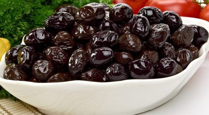 Siyah Zeytin: Sağlıklı Sofraların Vazgeçilmez Lezzeti Siyah zeytin, hafif tuzlu ve karakteristik aromasıyla yemeklerde ve mezelerde geniş kullanım alanı bulur.