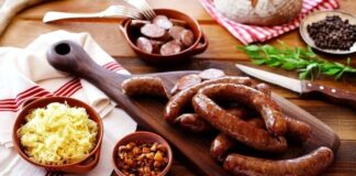 Slovenya Mutfağı Slovenya mutfağı, Orta Avrupa ve Balkan etkilerinin bir karışımı olarak dikkat çeker. Bölgenin coğrafi çeşitliliği, mutfak kültürünü şekillendiren önemli bir faktördür. Dağlık bölgelerde et ve süt ürünleri öne çıkarken, nehir ve göl kenarlarında balık tüketimi yaygındır. Slovenya yemekleri, hem geleneksel tarifleri hem de modern yorumlarıyla gastronomi tutkunlarının ilgisini çeker. Konulu bir haber görseli.