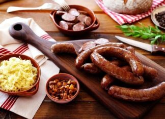 Slovenya mutfağı, Orta Avrupa ve Balkan etkilerinin bir karışımı olarak dikkat çeker. Bölgenin coğrafi çeşitliliği, mutfak kültürünü şekillendiren önemli bir faktördür. Dağlık bölgelerde et ve süt ürünleri öne çıkarken, nehir ve göl kenarlarında balık tüketimi yaygındır. Slovenya yemekleri, hem geleneksel tarifleri hem de modern yorumlarıyla gastronomi tutkunlarının ilgisini çeker. Konulu bir haber görseli.