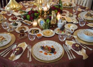 İnsanlık tarihine bakıldığında sofra yalnızca yemek yenilen bir alan değil, aynı zamanda kültürlerin kimliğini ve toplumların birliktelik anlayışını gösteren önemli bir unsurdur. İlk çağlardan beri toplu yemekler, kabilelerin, köylerin ve hanedanların bir araya gelmesini sağlayan sosyal alanlar yaratmıştır. Bu bağlamda sofra kültürü, sadece karın doyurmakla sınırlı kalmamış, aynı zamanda dayanışmanın ve paylaşımın simgesi olmuştur. Konulu bir haber görseli.