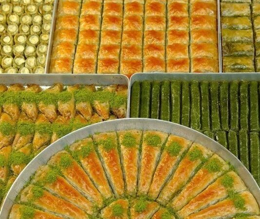 Türk mutfağının en ünlü tatlılarından biri olan baklava, sofralarda özel bir yere sahiptir. İnce açılmış hamur katmanları, bol ceviz veya fıstık içi ve şerbetin muhteşem uyumu, baklavayı hem gözlere hem de damaklara hitap eden bir tatlı haline getirir. Baklava, sadece Türkiye’de değil, dünya genelinde de sevilen ve takdir edilen bir lezzettir. Sofralarda baklava ve diğer tatlılar, kutlamaların, özel günlerin ve misafirliklerin vazgeçilmez unsurlarındandır. Konulu bir haber görseli.