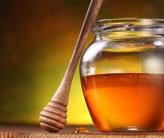 Sofralarda Bal Ve Ballı Tatlar Zenginliği Türkiye’nin geleneksel sofralarında bal, hem tatlı hem de sağlık kaynağı olarak önemli bir yer tutar. Doğal yapısı ve zengin aroması sayesinde sofraların vazgeçilmez lezzetlerinden biri haline gelir. Bal, kahvaltıdan tatlılara, içeceklerden soslara kadar pek çok alanda kullanılır ve her damak tadına uygun çeşitlilik sunar. Sofralarda balın varlığı, sadece tatlı bir dokunuş değil aynı zamanda doğal ve şifalı bir katkı olarak değerlendirilir. Konulu bir haber görseli.